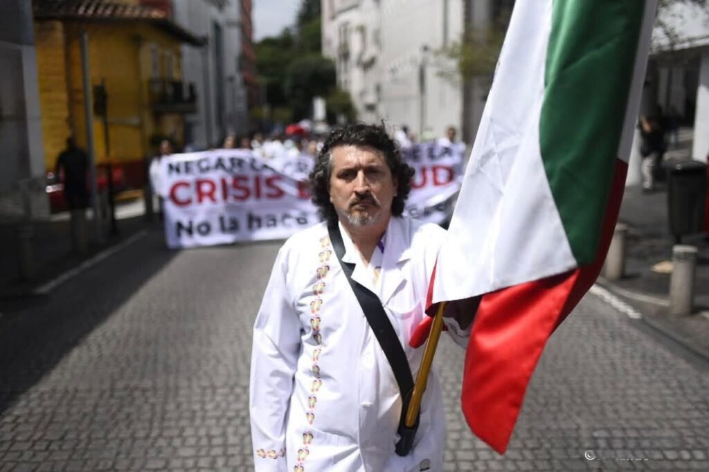 manifestaciones marchando con la bandera nacional en defensa de sus pacientes
Foto: Cortesía